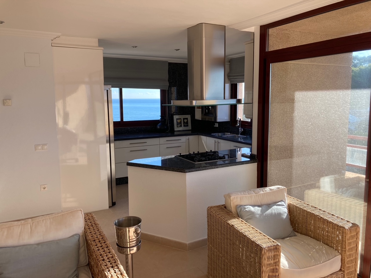 Open kitchen with sea view